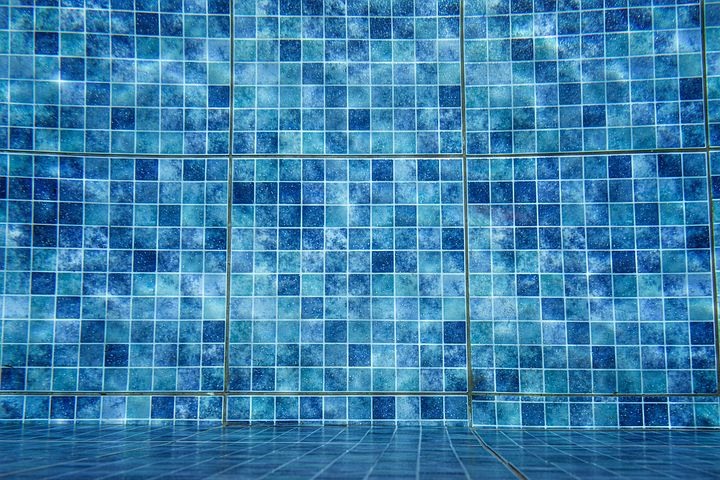 Modrá podlaha bazénu 